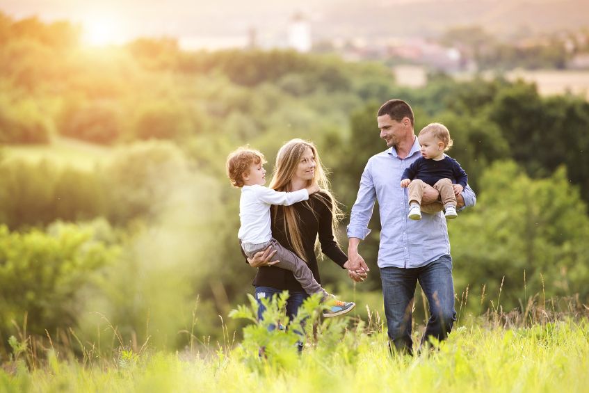Salvemos la familia: Núcleo y fundamento de una sociedad saludable